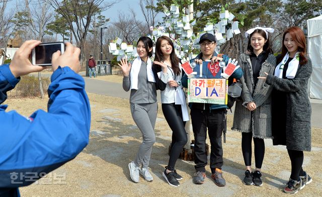 걷기대회를 마친 참가자들이 2015 미스코리아들과 기념촬영을 하고 있다.