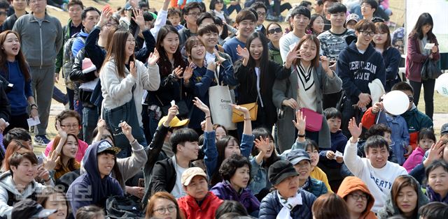 제 455회 한국일보 거북이마라톤 '동화 가족과 함께하는 남산 걷기대회를 마친 참가자들이 경품 추첨 등 뒤풀이 행사에서 즐거운 시간을 함께 하고 있다.