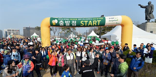 동화그룹과 한국일보가 힘찬 출발을 함께 한 제455회 거북이마라톤은 많은 시민들의 참여와 관심 속에 성황리에 마무리 됐다. 서재훈기자 spring@hankookilbo.com