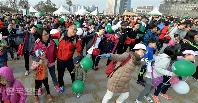 제455회 한국일보 거북이마라톤 '동화 가족과 함께하는 남산 걷기대회' 참가자들이 출발 전 몸을 풀고 있다.