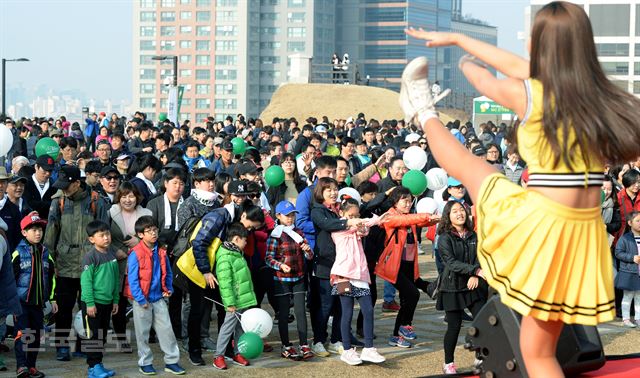 서울 남산 백범광장에 모인 참가자들이 출발 전 치어리더의 율동에 따라 몸을 흔들고 있다.