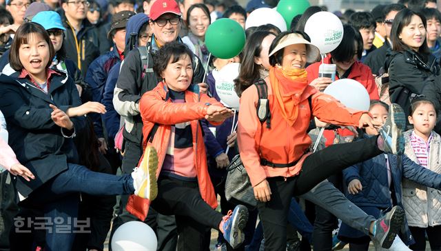 거북이 마라톤에 참가한 시민들이 흥겨운 표정으로 율동을 따라 하고 있다.