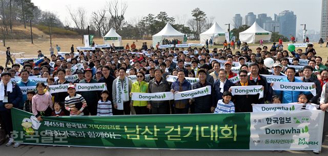 동화기업과 한국일보 가족들이 한데 모여 힘찬 출발을 다짐하며 포즈를 취하고 있다.