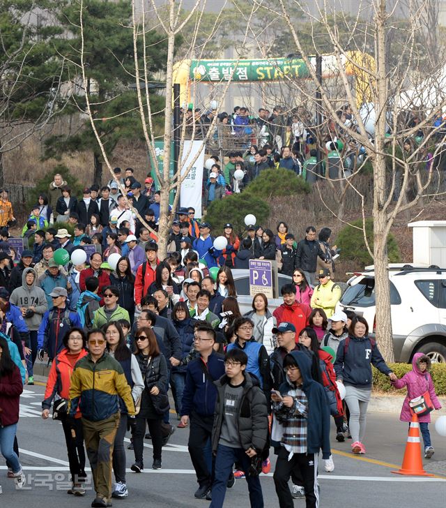 백범광장을 출발한 시민들이 남산 순환로로 접어들고 있다.