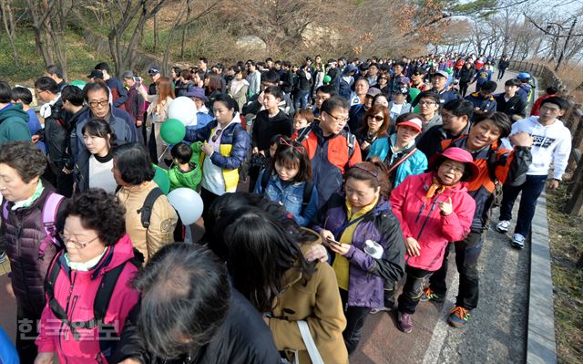 남산순환로를 가득 메운 시민들이 평년 기온을 웃도는 따뜻한 날씨 속에 봄의 정취를 만끽하고 있다.