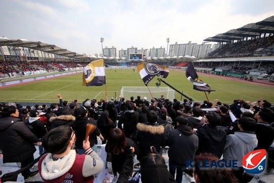 지난 12일 탄천종합운동장에서 열린 성남FC와 수원 삼성의 경기에 많은 관중이 몰렸다.