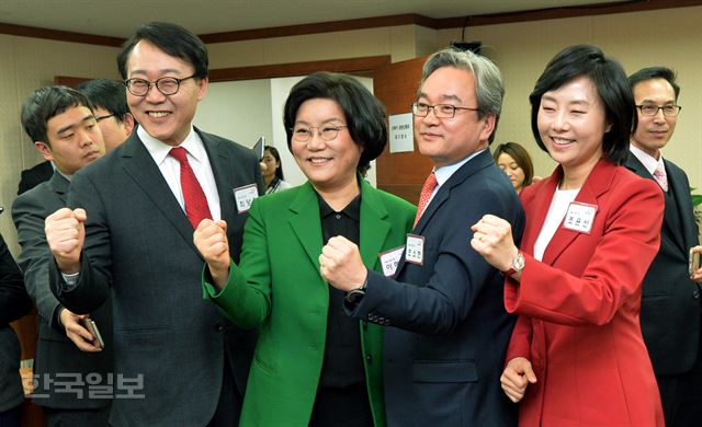 서울 서초갑 경선에서 새누리당 후보로 확정된 이혜훈(왼쪽 세 번째) 전 의원과 경선 패배 후 서울 용산ㆍ강남병 재배치 가능성이 거론되는 조윤선(맨 오른쪽) 전 청와대 정무수석이 지난달 22일 서울 여의도 당사에서 공천신청자 면접 심사를 마친 뒤 화이팅을 외치고 있다. 서재훈기자 spring@hankookilbo.com