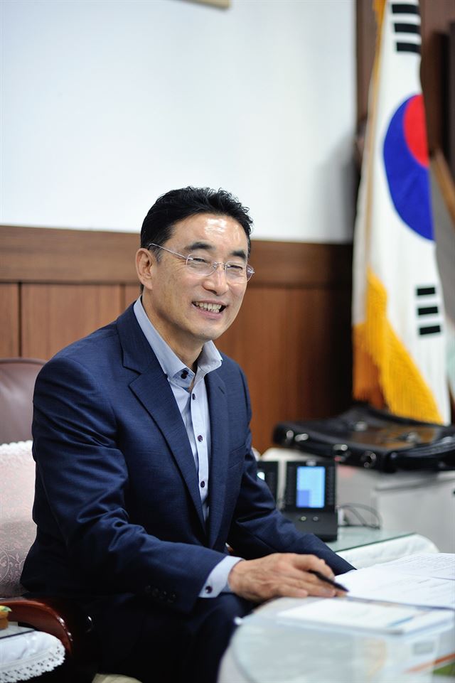 박영일 남해군수는 '보물섬 남해'의 미래 30년 새로운 비상을 위해 신성장동력사업 발굴과 천혜의 자연경관을 활용한 고품격 관광 인프라 확충을 추진해 나가겠다고 밝혔다.