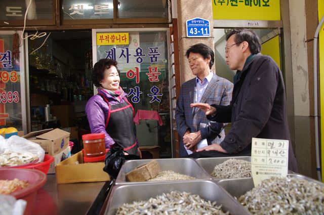 최창렬(오른쪽) 용인대 교수와 장수찬(가운데) 목원대 교수가 19일 충남 공주 산성시장의 한 상가에서 상인으로부터 지역 민심을 듣고 있다. 공주=정민승기자 msj@hankookilbo.com