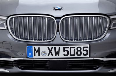 BMW 뉴 7시리즈의 앞부분. 엔진 온도가 올라가지 않았을 때 그릴이 닫힌 모습. BMW 코리아 제공