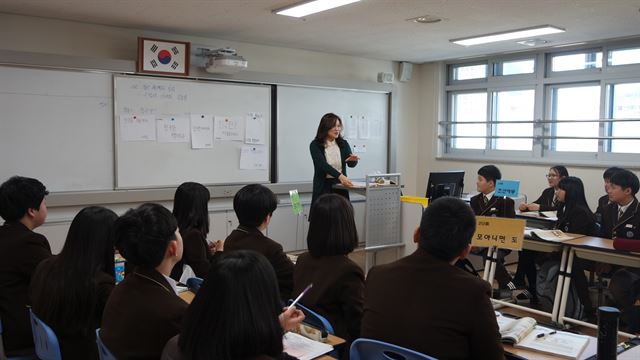 세종 두루중학교 학생들이 자유학기제 수업에서 진로 탐색과 관련한 설명을 듣고 있다. 세종시교육청 제공