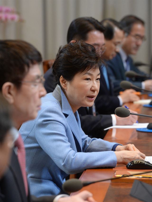 박근혜 대통령이 21일 청와대에서 수석비서관회의를 주재하면서 총선 정국을 "잃어버린 시간"이라 규정하며 총선을 치르느라 국정은 뒷전인 여야를 비판하고 있다. 홍인기기자 hongik@hankookilbo.com