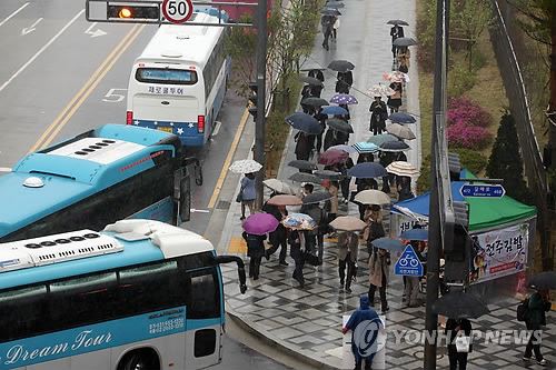 통근버스로 출퇴근하는 정부세종청사 공무원들. 연합뉴스