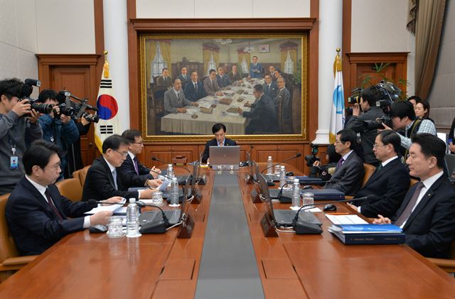 지난 10일 서울 중구 한국은행에서 열린 3월 금융통화위원회 정례회의. 뉴스1