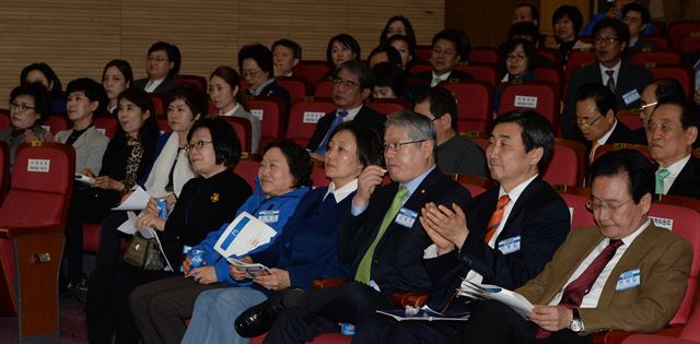 이종걸 더불어민주당 원내대표와 박영선, 변재일 비대위원을 비롯한 위원들이 22일 새벽 국회 의원회관에서 열린 더불어민주당 중앙위원회에서 20대 총선 비례대표 후보들의 정견발표를 듣고 있다. 연합뉴스