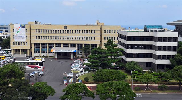 제주도교육청은 학업중단 위기 학생을 대상으로 하는 공립 대안교육기관의 학교명을 ‘새오름학교’로 정하고 빠르면 5월부터 운영에 들어간다. 사진은 제주도교육청 전경.