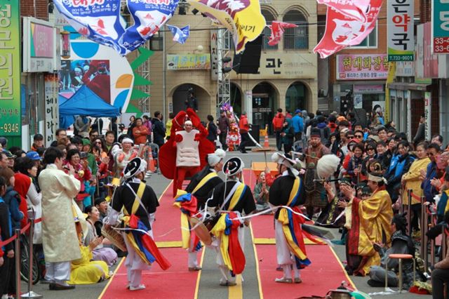 지난해 열린 영덕대게축제에서 태조왕건에게 영덕대게를 진상하는 마당극이 펼쳐지고 있다. 영덕군 제공