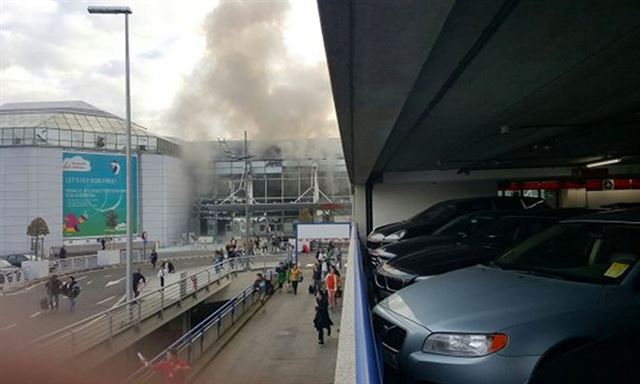 22일 벨기에 브뤼셀 국제공항에서 원인을 알수없는 폭발이 일어난 가운데 여객터미널에서 연기가 치솟고 있다. 트위터 캡쳐