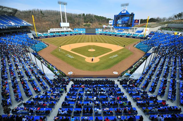 22일 대구 삼성 라이온즈파크에서 열린 프로야구 시범경기 LG 트윈스와 삼성라이온즈의 경기. 2016시즌부터 삼성이 홈으로 쓰는 라이온즈파크는 이날 첫 프로야구 경기를 치렀다. 대구=연합뉴스