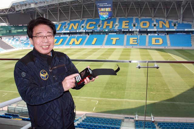 박영복 인천유나이티드FC 대표가 인천축구전용경기장에서 신용카드 결제기를 들어 보이고 있다. 박 대표는 지난달 취임 후 시즌권과 카드 결제기를 가방에 넣어 다니며 시즌권 판촉에 나서고 있다. 인천=연합뉴스