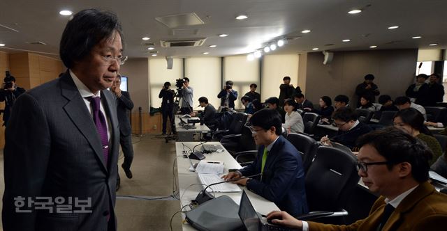 정기석 질병관리본부장이 22일 서울 세종로 정부서울청사에서 열린 한국인 첫 지카바이러스 양성 판정자 상황 및 대책 브리핑에서 환자의 증상에 대해 설명을 마치고 퇴장하고 있다. 서재훈기자 spring@hankookilbo.com