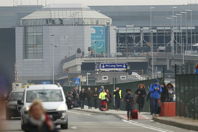 벨기에 브뤼셀의 자벤템 국제공항 출국장에서 폭탄 폭발해 최소 11명 사망, 25명 부상 당했다. 놀란 시민들이 공항을 떠나고 있다. 로이터 연합뉴스