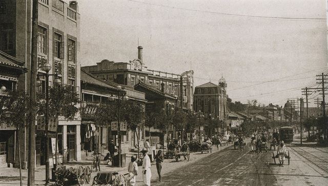 남대문로의 2층 한옥상가가 찍힌 1925년 사진. 서울시 제공