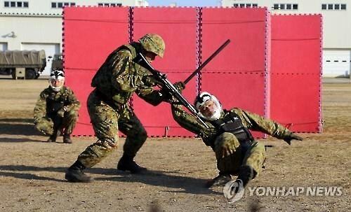 자위대원 훈련 장면<< 연합뉴스 자료사진 >>