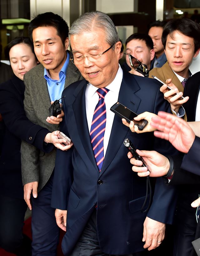 김종인 비상대책위원회 대표가 22일 국회에서 열린 비상대책위원회의를 마친 뒤 취재진의 질문에 아무 대답없이 국회를 나서고 있다. 고영권기자 youngkoh@hankookibo.com