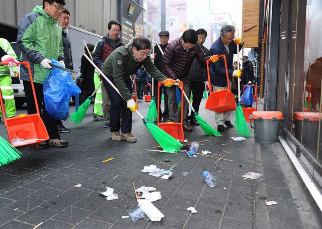 박원순 서울시장이 23일 새봄맞이 대청소에 참석해 시민, 환경미화원들과 함께 서울 중구 명동거리를 청소하고 있다. 서울시 제공