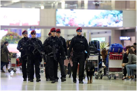 벨기에 브뤼셀 공항에서 폭탄 테러가 발생한 22일 오후 인천국제공항 여객터미널에서 경찰특공대원과 폭발물 탐지견이 순찰을 하고 있다. 인천공항공사 제공