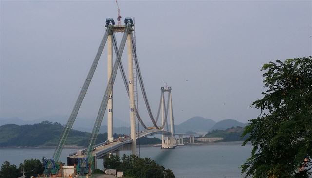 전남 여수시 화양면 적금도와 고흥군 영남면을 잇는 연륙교 가설공사 현장. 고흥=하태민기자/2016-03-23(한국일보)