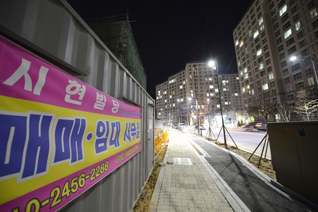 경북도청 신도시의 공무원 임대아파트인 상록아파트에 불이 환히 켜져있다. 하지만 길 건너 상가는 아직 건물 공사도 끝나지 않은채 '매매 임대' 플래카드가 나부끼고 있다./2016-03-23(한국일보)