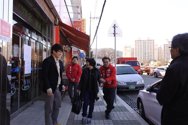 지난달 2일 대구 동구 공산동 팔공새마을금고 앞에서 유승민 위원과 이재만 전 동구청장이 총회에 참석한 유권자들에게 앞다퉈 인사하고 있다. 배유미기자 yum@hankookilbo.com