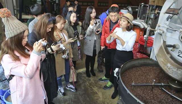 중국의 파워블로거들이 지난해 말 대구에 팸투어를 와서 커피 제조과정을 카메라에 담고 있다. 대구시 제공