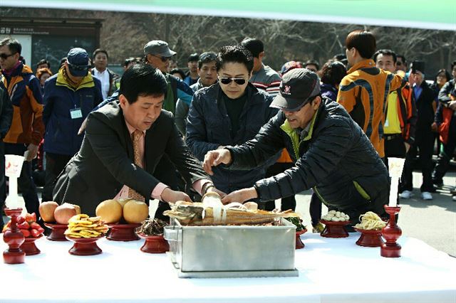 신철(가운데)이 남한산성 인근 주차장에서 ‘슈퍼콘서트-토요일을 즐겨라’공연의 성공을 기원하며 고사를 지내고 있다. 신철 제공