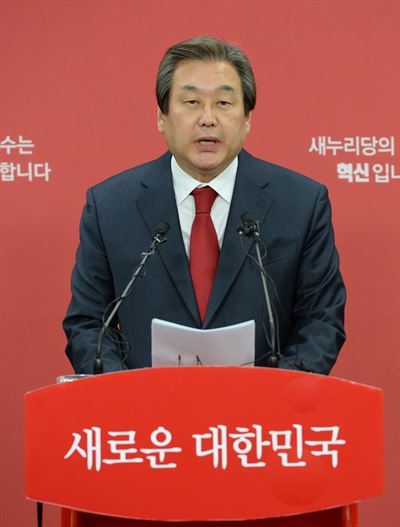 김무성 새누리당 대표가 24일 오후 서울 여의도 당사에서 긴급 기자회견을 열고 논란이 된 유승민(대구 동을)·이재오(서울 은평을) 의원의 지역구 등 5곳의 공천안을 의결하지 않겠다고 밝혔다. 오대근기자 inliner@hankookilbo.com