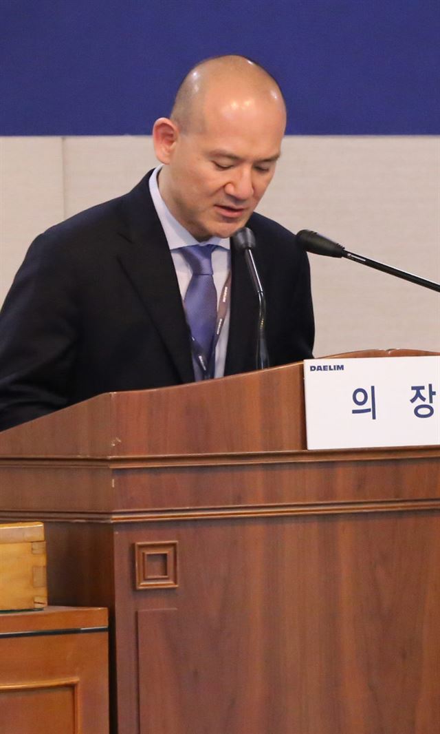 운전기사를 상습적으로 폭행하고 폭언을 퍼부었다는 주장이 제기돼 물의를 빚은 이해욱 대림산업 부회장이 사과했다. 이 부회장은 25일 오전 서울 종로구 수송동 대림산업 본사에서 열린 정기 제69기 정기 주주총회에 들러 "상처받으신 모든 분들께 머리 숙여 사죄한다"며 "이 모든 결과는 저의 불찰"이라고 말했다. 대림산업 제공