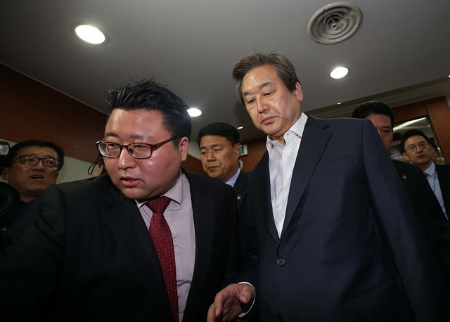 새누리당 공천갈등이 최고조에 달한 25일 오전 김무성 대표가 여의도 당사 대표실로 들어오고 있다. 연합뉴스