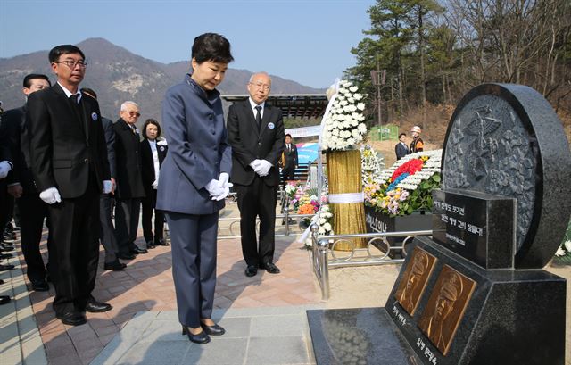 박근혜 대통령이 25일 국립대전현충원에서 열린 제1회 서해수호의 날 기념식에 앞서 2010년 연평도 포격 도발에서 희생된 전사자 묘역을 참배하고 있다. 대전=연합뉴스