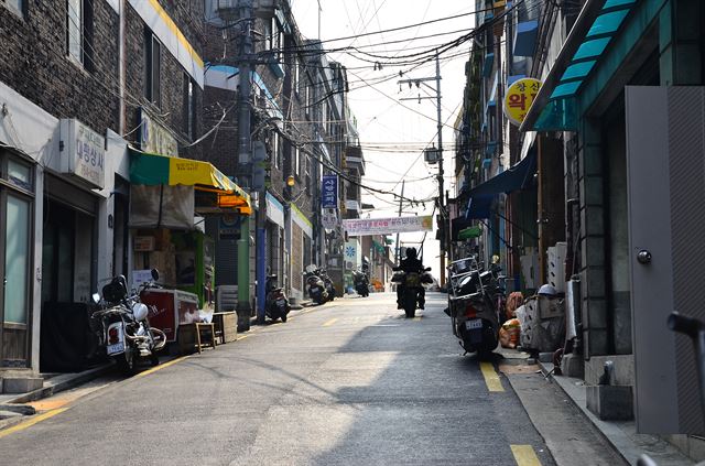 당고갯길로 오토바이가 지나고 있다. 좁고 가파른 창신동 골목에서는 기동성 있는 오토바이가 가장 좋은 운송수단이다.