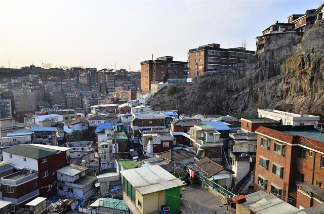 채석장 절개지 바로 아래에 들어선 마을. 돌산 밑 마을이라고 부른다.