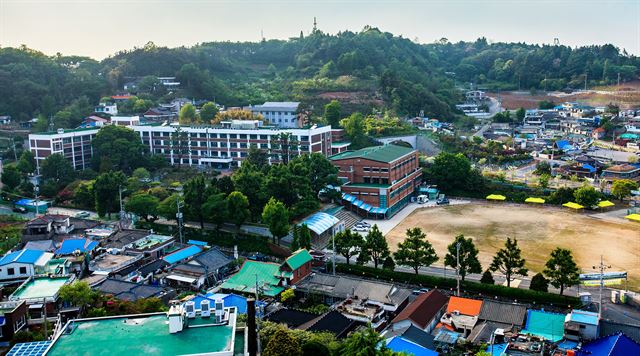 전북 군산시 월명산 자락에 터를 잡아 호남의 근대 여성교육기관으로 수많은 인재를 배출하고 전통과 명성을 이어온 군산여고 현재의 모습. 군산여고 제공/2016-03-27(한국일보)