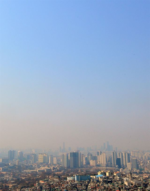 27일 오전 서울 남산에서 바라본 서울 하늘에 미세먼지 층이 보이고 있다. 뉴스1