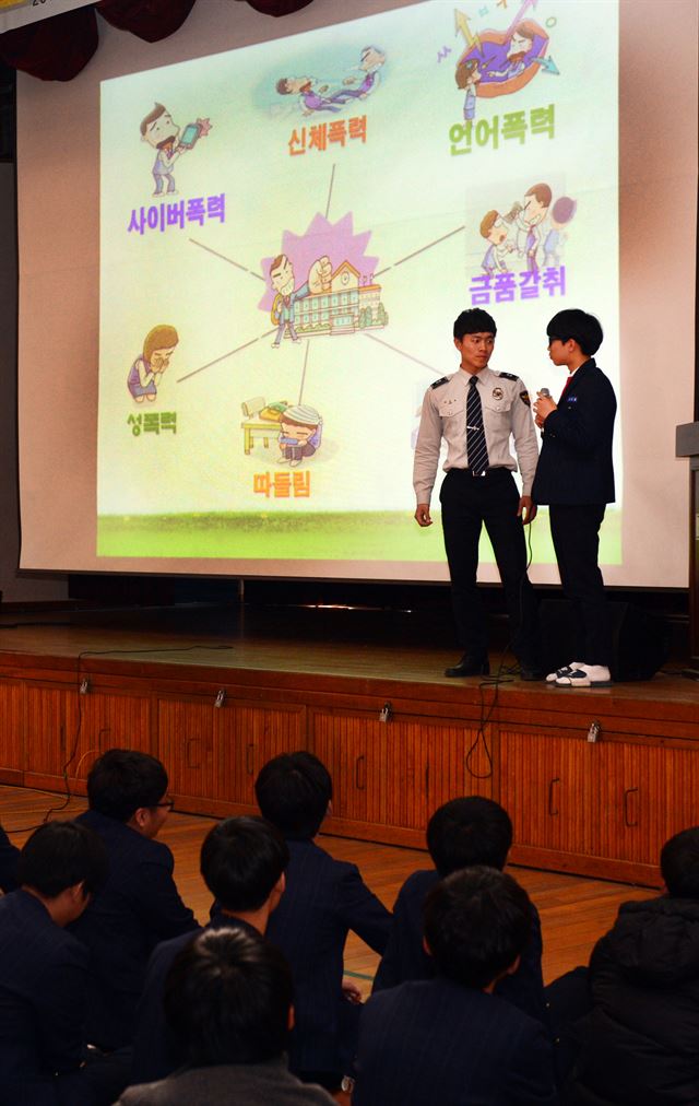 학교전담경찰관이 23일 인천 계산고 강당에서 학생들에게 학교폭력에 대해 설명하고 있다. 신상순 선임기자ssshin@hankookilbo.com