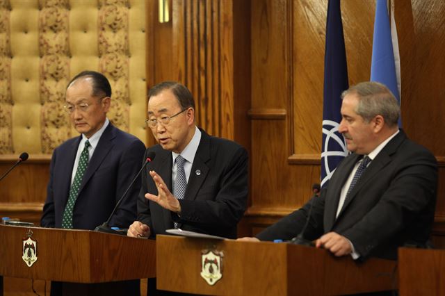 시리아 난민과 지역발전 문제 논의를 위해 요르단 암만을 방문한 반기문 유엔 사무총장과 김용 세계은행 총재이 나세르 두제 요르단 외무장관, 이마드 파쿠리 요르단 국제협력기획부장관(사진에 안보임)과 공공기자회견을 하고 있다. 암만= AFP 연합뉴스