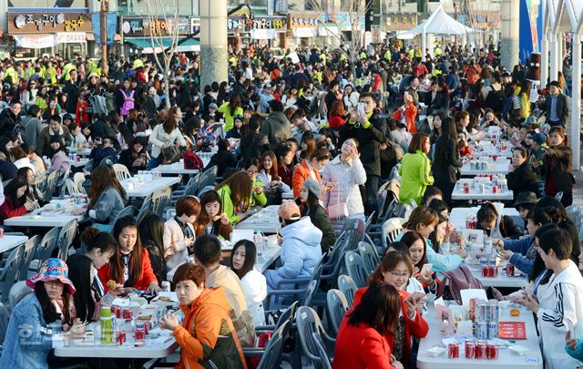 인천 중구 월미 문화의 거리에서 28일 오후 진행된 '중국 아오란그룹 임직원 치맥파티'에서 4,500여명의 참석자들이 치킨과 맥주를 즐기고 있다. 인천=홍인기기자 hongik@hankookilbo.com