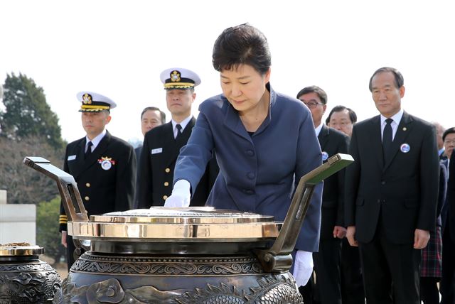 박근혜 대통령이 25일 국립대전현충원에서 열린 '제1회 서해 수호의 날' 기념식에 참석하기 앞서 북한의 서해 도발로 희생된 전사자 묘역을 찾아 분향하고 있다. 대전=연합뉴스