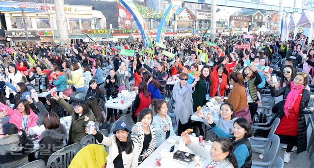 28일 오후 인천 월미도에서 중국인 관광객 4500명이 치맥파티를 하고 있다. 인천=홍인기기자 hongik@hankookilbo.com