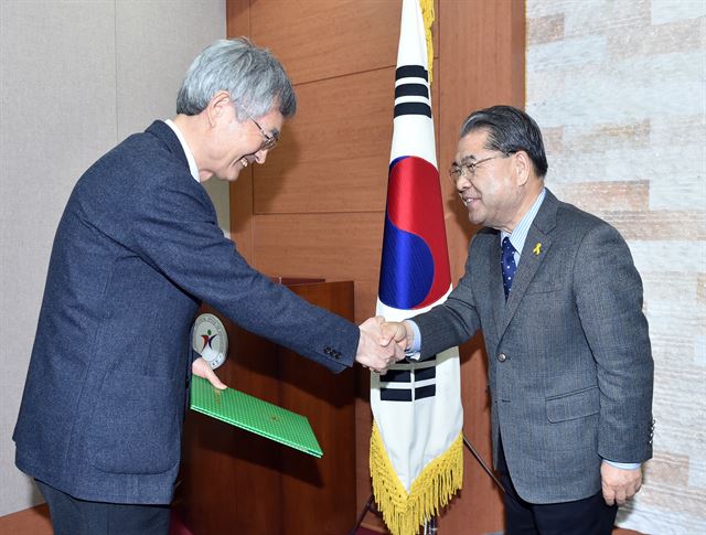 이재정(오른쪽) 경기도교육감과 역사교육위원회 위원으로 위촉된 안병욱 가톨릭대 교수가 악수를 나누고 있다. 경기도교육청 제공